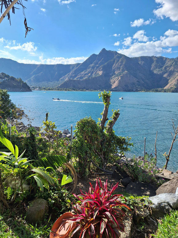 Guatemala, San Pedro La Laguna : panorama sur le lac Atitlán