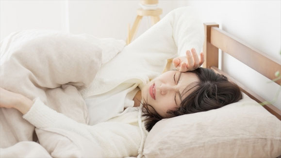 暑くて寝苦しい女性