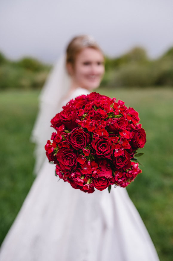 Roter Brautstrauß, Hochzeit in Lachendorf, Olen Drallen Hoff