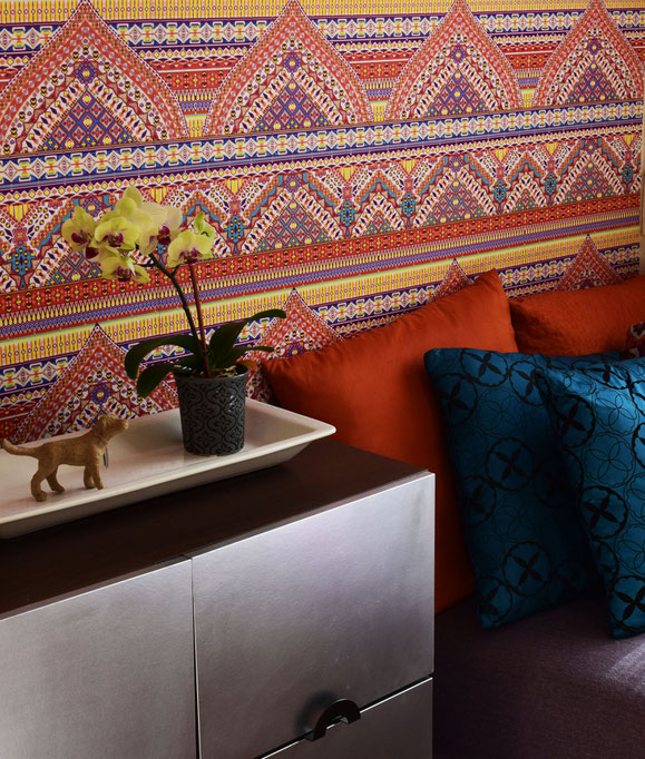 ITEM #10: 25 SQ' OF REMOVABLE WALLPAPER (VALUE $600)