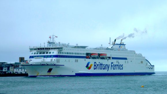 Arrivée du ferry Galicia de Brittany Ferries dans le port de Portsmouth.