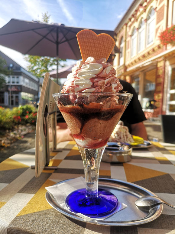 Amarena-Eisbecher
