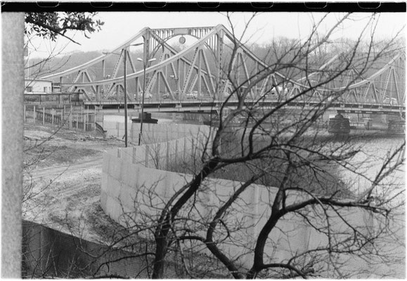 Glienicker Brücke, von den Grenzanlagen der Berliner Vorstadt aus gesehen, Kleinbilddia, 1989, SPSG