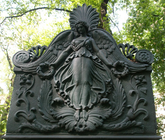 Grabmal für Ludwig Matthias Nathanael Gottlieb von Brauchitsch auf dem Alten Garnisonfriedhof in Berlin, Detail Stelenaufsatz, Aufnahme 2009 © Lena Rebekka Rehberger