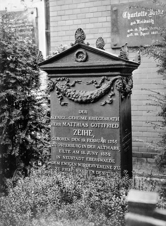 Grabmal für den Königlichen Geheimen Kriegsrat Matthias Gottfried Zeihe, historische Fotografie © Staatliche Museen zu Berlin, Preußischer Kulturbesitz