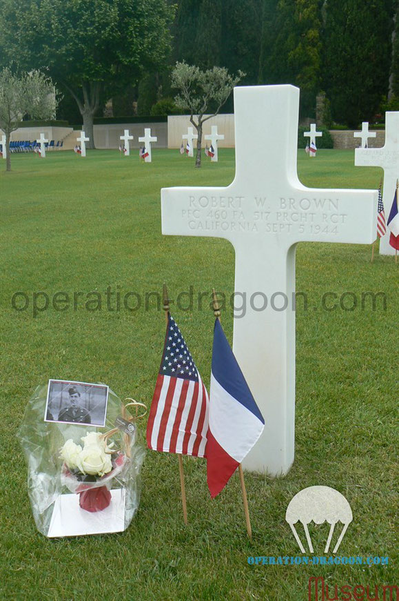 La tombe de Robert BROWN au cimetière Américain de Draguignan que nous avons fleurie lors du mémorial day.