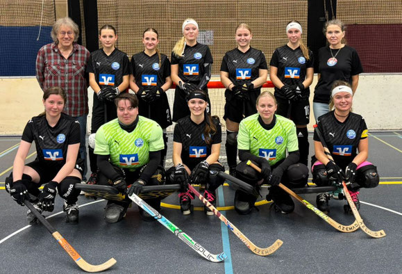 Teil des Teams 2025/26: u.v.l. Sarah, Larissa, Anna, Leonie, Frederike / o.v.l. Hans, Zoe, Alizeé, Mia, Mara, Emma, Andrea 