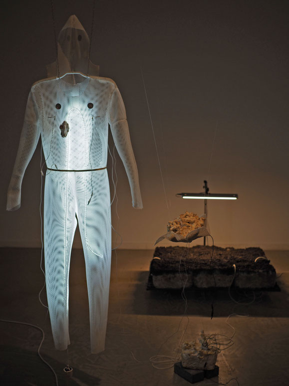 Maaijke Middelbeek, Through ooze and slime, Symbiocene, Reactive Fungi Wearable, Fungi art, Becoming with, SF, Postanthropocene