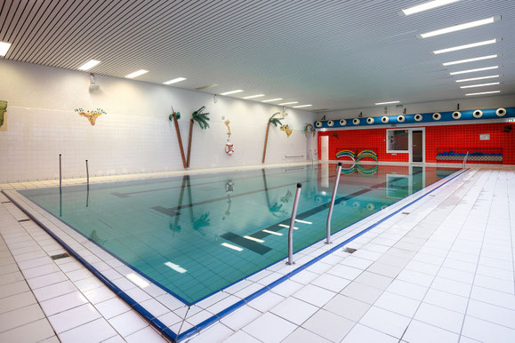 Foto der Innenansicht der Schwimmhalle Uesen in Achim