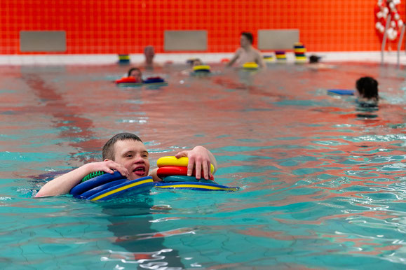 Teilnehmer der inklusiven Schwimmgruppe Belugas beim BSV Achim üben mit Schwimmbrettern und Auftriebshilfen ihre Wasserlage und Koordination.