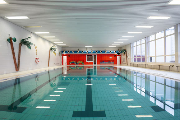 Foto der Innenansicht der Schwimmhalle Uesen in Achim