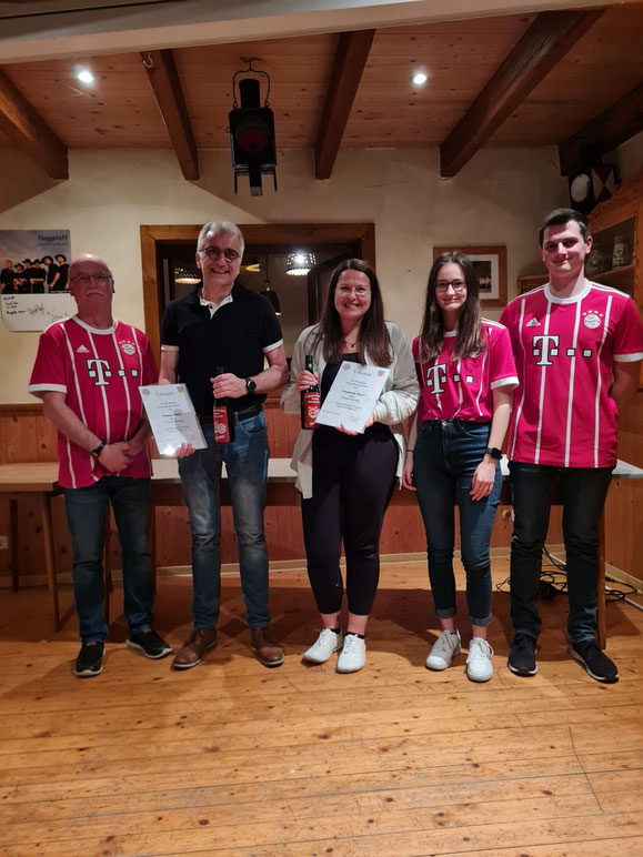 Anwesende Jubilare und Vorsitzende von links nach rechts: Vorsitzender Heribert Rauch, Jubilar Thomas Müller, Jubilarin Stephanie Ebert, Vorsitzende Jasmin Schneider, Vorsitzender Sebastian Ebert (Foto: Verena Riedmann)