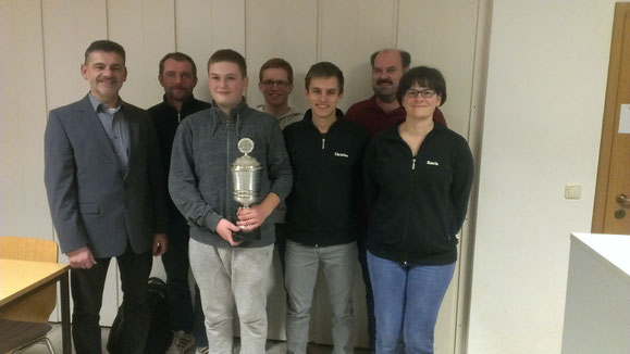 von links: gauschützenmeister Erwin Kaiser, Dietmar Schorr, Florian Hertlein, Jakob Heubeck, Christian Heubeck, Gausportleiter Gerhard Köhler, Katrin Kaiser