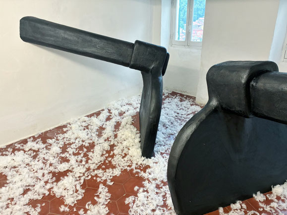 Erinnerungsarbeit. 2025, Holz, Gips, Teer, Federn, 130x330x330 cm