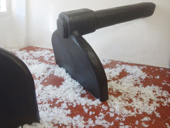 Erinnerungsarbeit. 2025, Holz, Gips, Teer, Federn, 130x330x330 cm