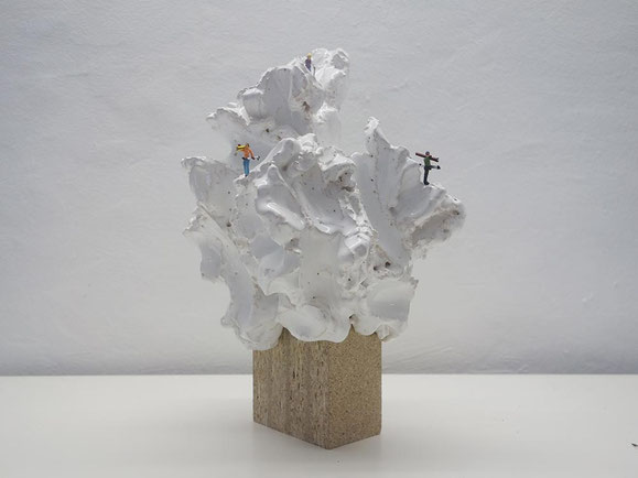 Winterlust, 2025, Steinzeugton, Glasur, Holz, Modellbahn Figuren, ca. 21x23x16 cm