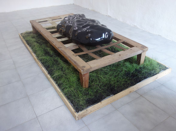 Bett, 2014/25,Steinzeugton, Glasur, Bettgestell, Erde, Grassamen, 50x220x118 cm, 92x275x145 cm