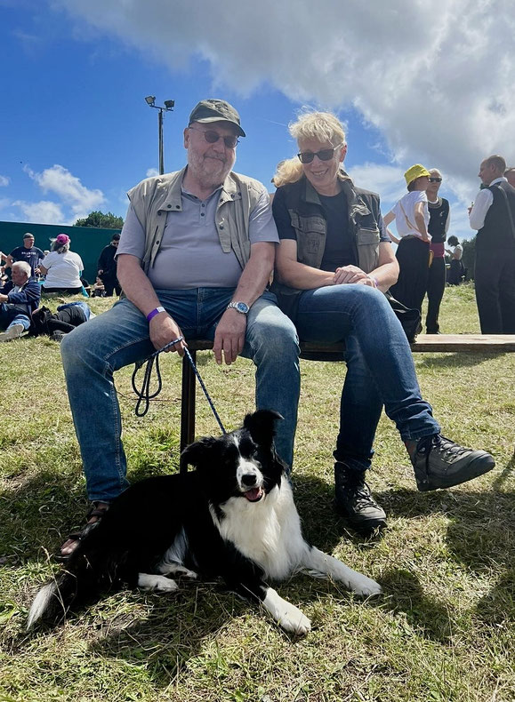 Ursula und Ferdinand Schmitt mit Bordercollie Sienna, wir sind vor Ort persönlich für Sie da und freuen uns schon darauf, Sie kennenzulernen. Ursula und Ferdinand Schmitt, Ferienhäuser Ker Armor und Tal Armor in der Bucht von Audierne