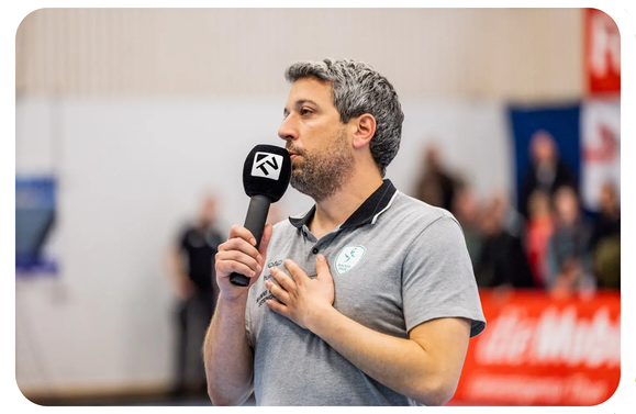 Remo Badertscher ist Sportlehrer und Trainer von Wacker Thun - Bild: Romy Streit