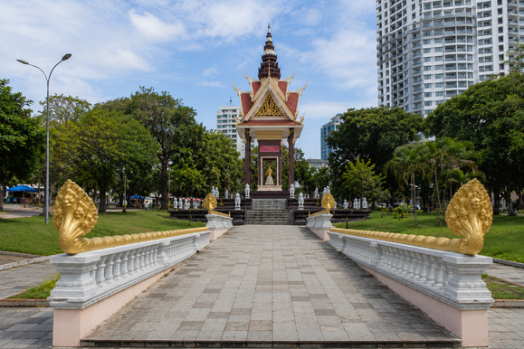 War Memorial Sihanoukville shuttle bus drop-off point for cruise passengers near Independence Monument