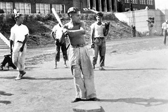 Yogi gioca a Sandlot nel suo quartiere (Foto dal Museo Yogi Berra)