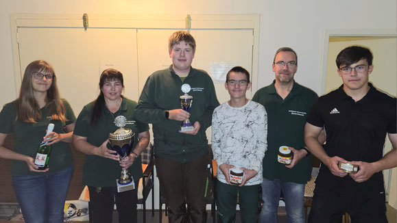 Das Foto zeigt die Sieger vom Jugend trifft-Pokal und Hoch legt an-Pokal: von links: Linda Burgmann, Sandra Fischer, Mats Krause, Milo Nagel, Heiko Fischer und Tom Fischer.