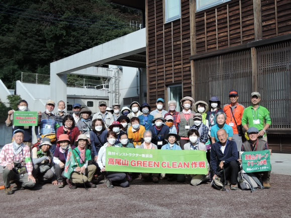 集合写真：出発前に高尾森林ふれあい推進センター前で〔入江さん撮影〕