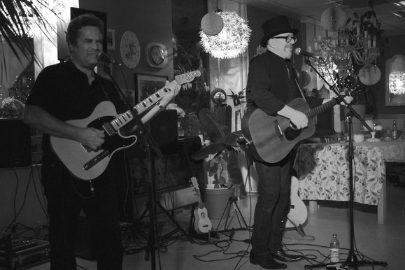 Relaxter Roots-Sound: Pink Pedrazzi (rechts im Bild) und Mike Bischof im "Café Moccafloor".   