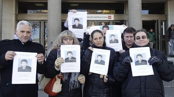 Los padres de Gabriel Vidrascu, a la derecha, junto a los de Sandra Palob (Imagen: ABC)