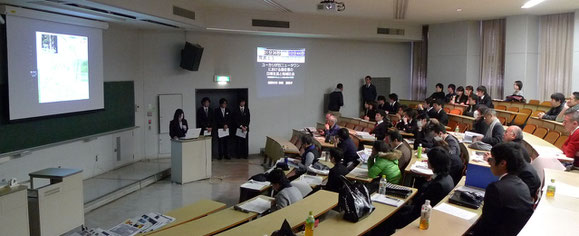 6号館階段教室で行われた卒業論文発表風景