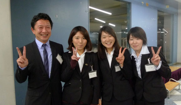 右から最優秀賞の若月さん・奨励賞の中津川さん・優秀選手賞の沼田さん・最優秀賞の吉松教授