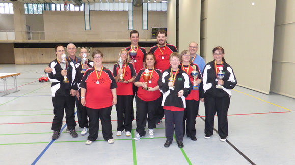 DJK-Kegler feiern badische Meisterschaft Alexander Zirnstein (von links), Peter Böhm, Manuel Kühnert, Nadja Dubronner, Andrea Schmidt, Stephan Sulski, Claudia Gastrop, Ralf Sulski, Kerstin Marquetant, Margot Herm, Michael Herm und Ursula Gastrop.