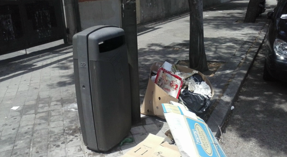 Suciedad junto a una papelera en el paseo de los Artilleros