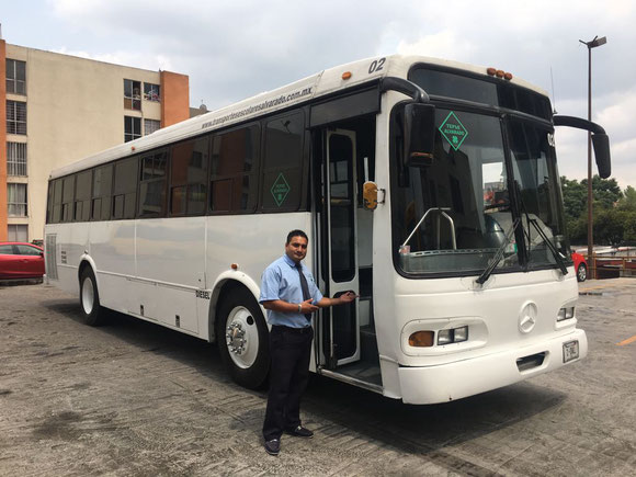 Transportes Escolares Alvarado Autobuses de empleados  cómodos y presentables que cuentan con asientos altos anatómicos en tela retardante al fuego, las unidades se encuentran limpias y desinfectadas para el traslado del personal.