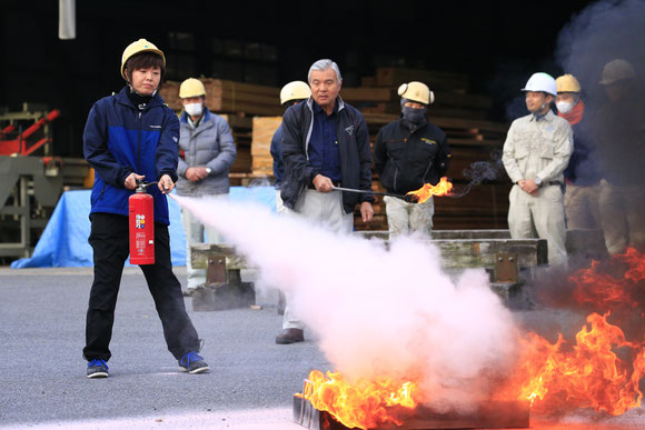 サクラ防災様の御協力で消火器使用訓練も行いました