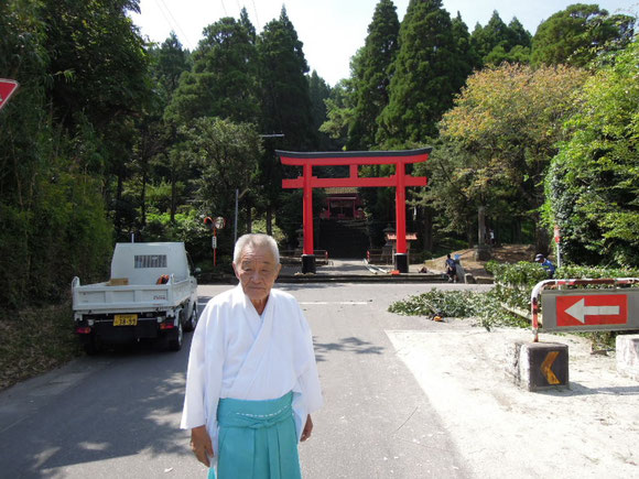 四十九所神社の中村宮司さん。写真右側が走路。右奥が柴垣。