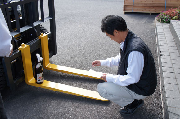 ツメに塩をかけるK村課長