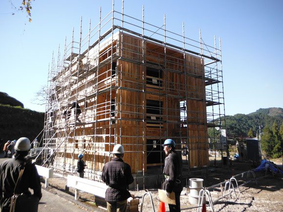 裏側(出入り口側)から側から見る