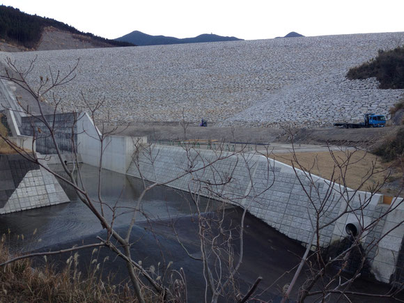 2015年1月13日　荒瀬ダム　下流川からの堤体の姿