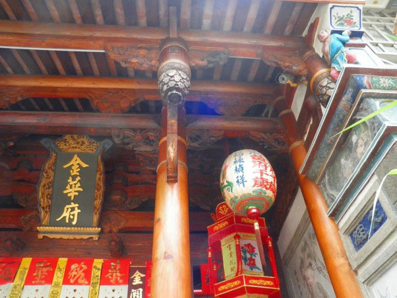 【写真４】貴重な木造建築。台南市内のお寺