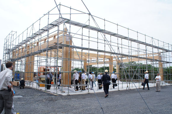山佐木材敷地内で行われた現場見学会の様子