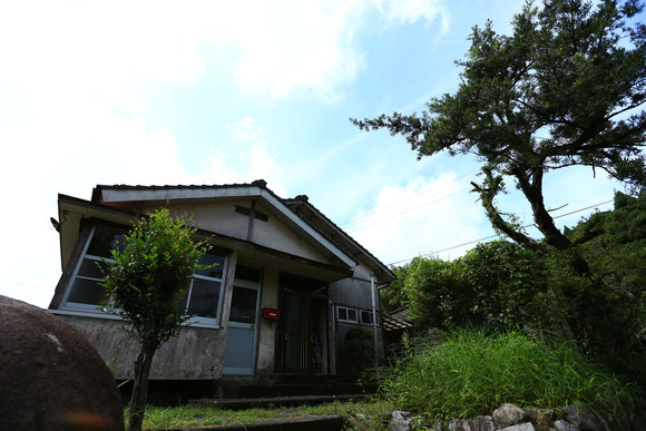 ↑花崗岩は差し渡し5m位の大きさ。あれ?あそこに座敷わらしの姿が・・・(注:T口田さんの子どもがどこかに映りこんでいます)