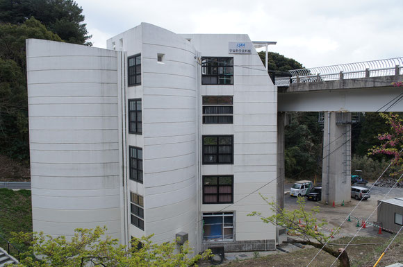 見学者は右上に写る橋から5階部分に入り、見学しながら螺旋状の階段を降りていく