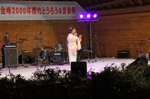 音楽祭で披露された「二千年橋、夢あかり」。歌うのは木佐貫泰子さん