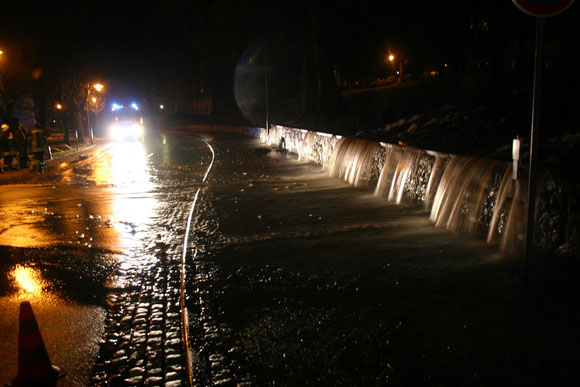 Die Wassernassen stüzten die Herzog-Georg-Straße hinunter, die Feuerwehr konnte verhindern, dass das Theater unter Wasser gesetzt wurde