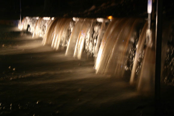 Erdfallwasser stürzt über die Mauer zum Kurgarten auf die Herzog Georg Straße- 14.01.2011 Aufnahmen W.Malek