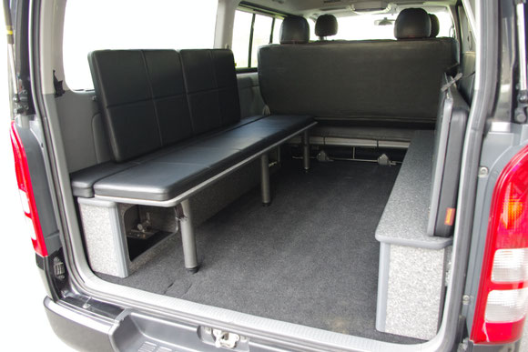 NV350キャラバン用ベッドキットの決定版!跳ね上げ収納できて、荷室も広々使えます。