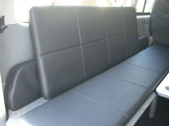 ハイエース用ベッドキットの決定版!跳ね上げ収納できて、荷室も広々使えます。