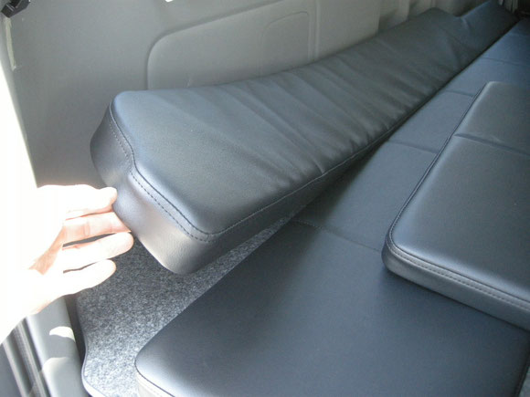 ハイエース用ベッドキットの決定版!跳ね上げ収納できて、荷室も広々使えます。