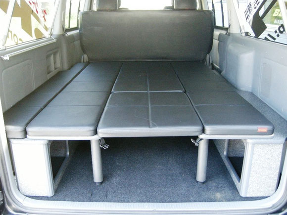 NV350キャラバン用ベッドキットの決定版!跳ね上げ収納できて、荷室も広々使えます。